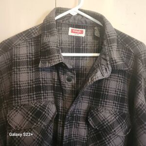 M34 Wrangler button-up black and gray flannel plaid shirt Men's